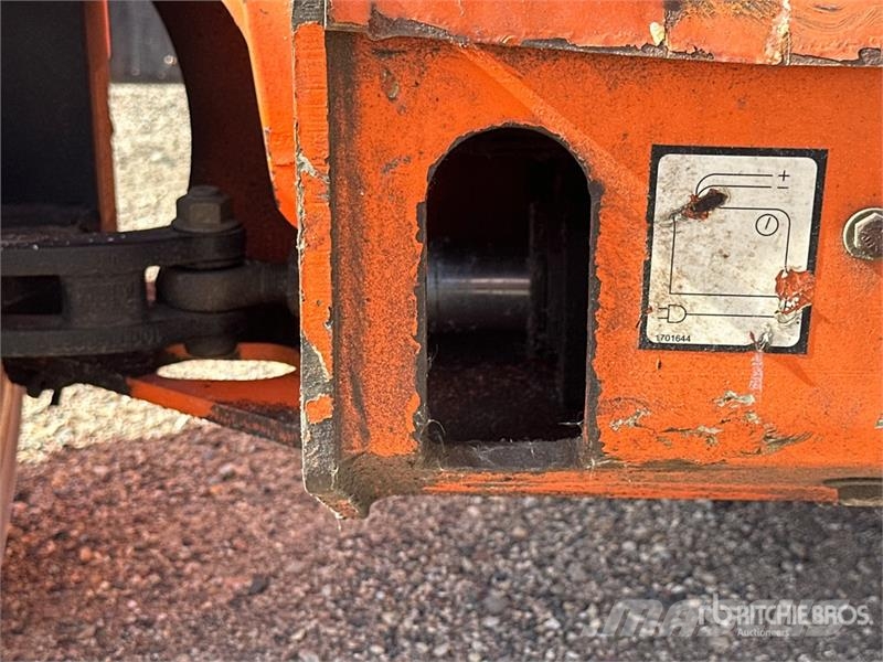 JLG E400AJPN 2WD Electric Articulating Boom Lift Articulated boom lifts