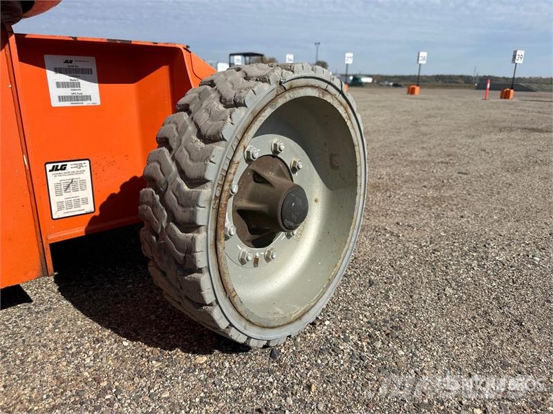 JLG E400AJPN 2WD Electric Articulating Boom Lift Articulated boom lifts