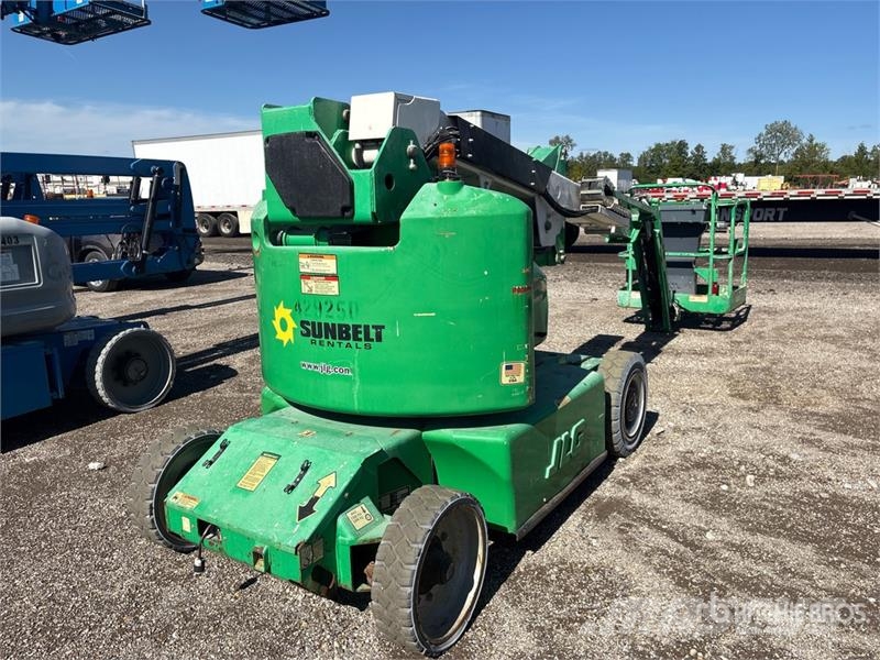 JLG E400AJPN 2WD Electric Articulating Boom Lift Piattaforme a braccio articolato