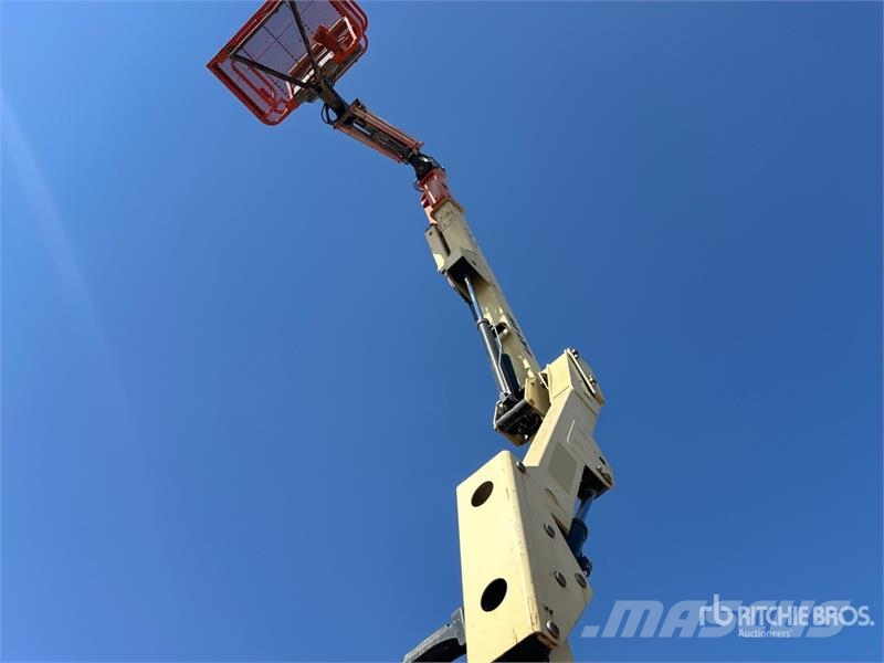 JLG E400AJPN 2WD Electric Articulating Boom Lift Articulated boom lifts
