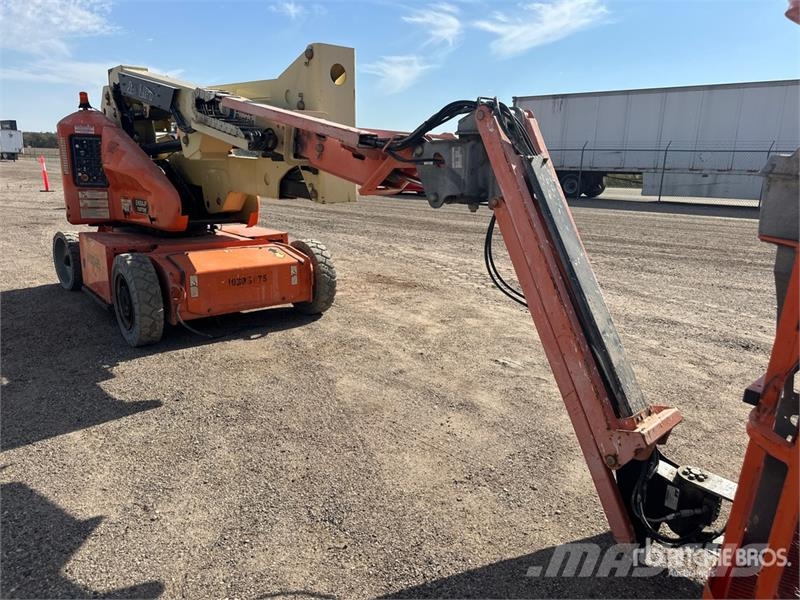 JLG E400AJPN 2WD Electric Articulating Boom Lift Articulated boom lifts