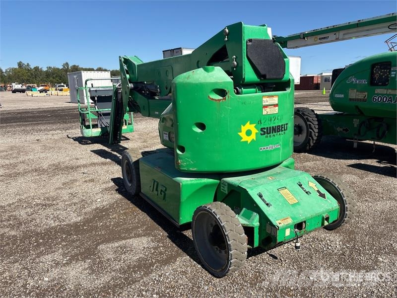 JLG E400AJPN 2WD Electric Articulating Boom Lift Piattaforme a braccio articolato