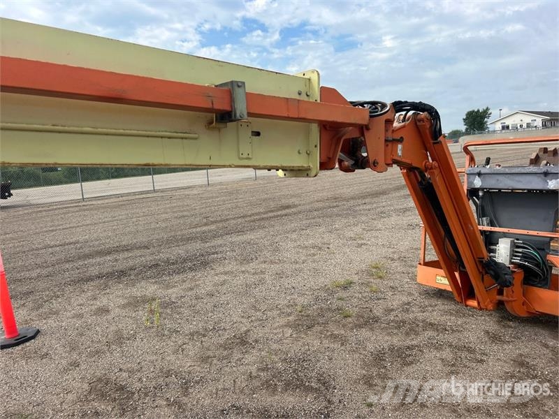 JLG M600JP 2WD Hybrid Articulating Boom Lift Articulated boom lifts
