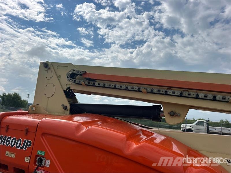 JLG M600JP 2WD Hybrid Articulating Boom Lift Articulated boom lifts