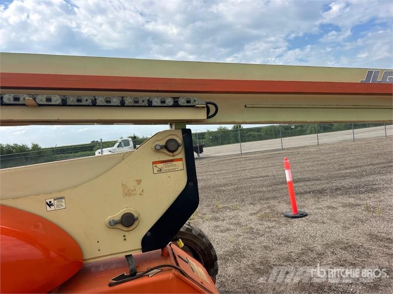 JLG M600JP 2WD Hybrid Articulating Boom Lift Articulated boom lifts