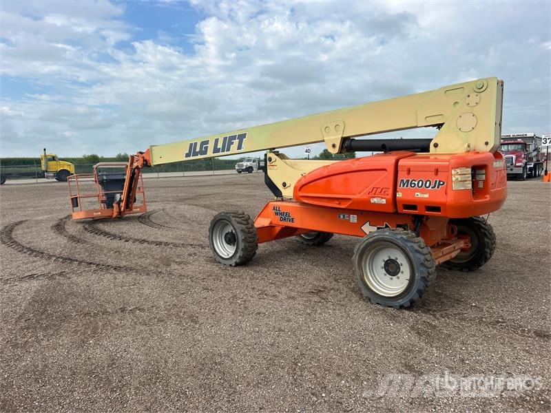 JLG M600JP 2WD Hybrid Articulating Boom Lift Articulated boom lifts