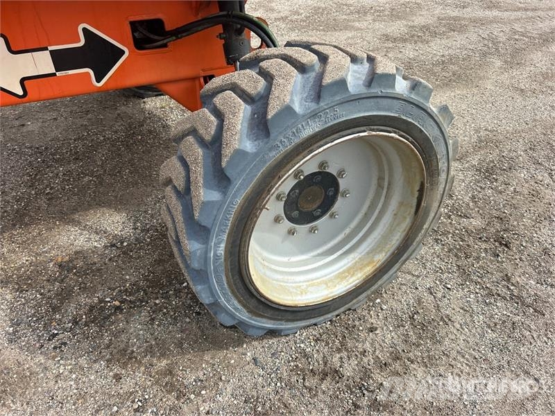 JLG M600JP 2WD Hybrid Articulating Boom Lift Articulated boom lifts