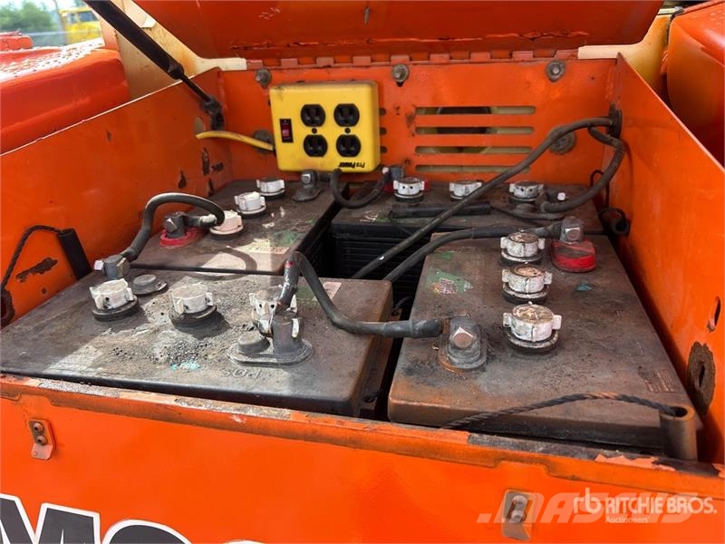 JLG M600JP 2WD Hybrid Articulating Boom Lift Articulated boom lifts