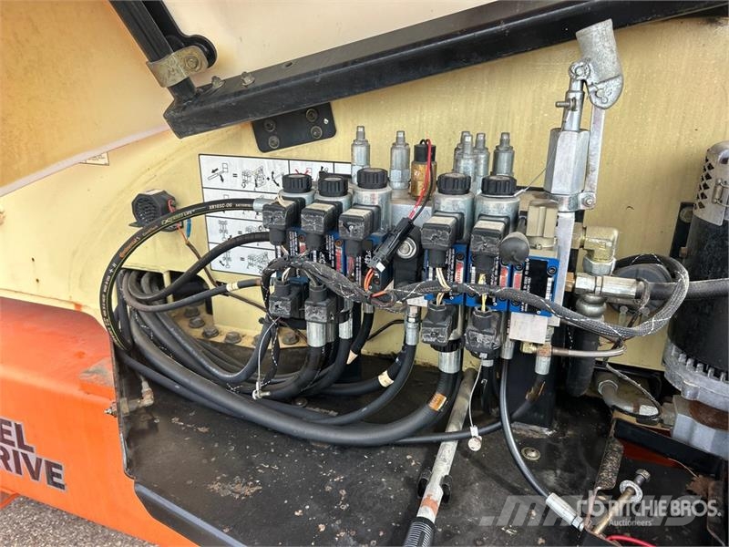 JLG M600JP 2WD Hybrid Articulating Boom Lift Articulated boom lifts