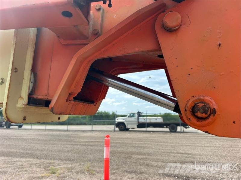 JLG M600JP 2WD Hybrid Articulating Boom Lift Articulated boom lifts