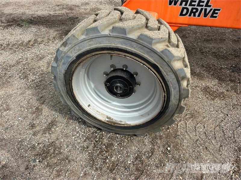 JLG M600JP 2WD Hybrid Articulating Boom Lift Articulated boom lifts
