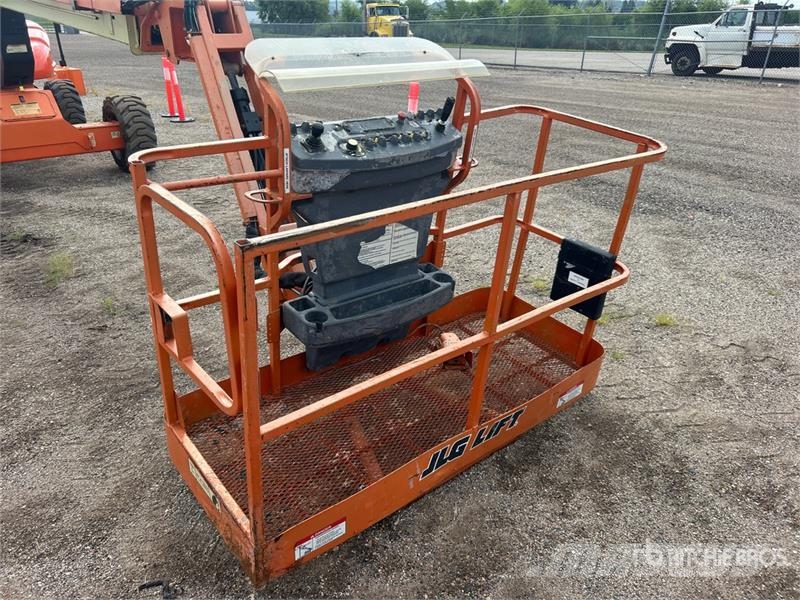 JLG M600JP 2WD Hybrid Articulating Boom Lift Articulated boom lifts