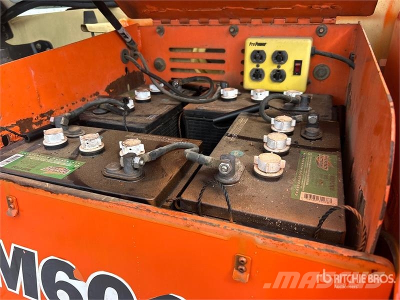 JLG M600JP 2WD Hybrid Articulating Boom Lift Articulated boom lifts