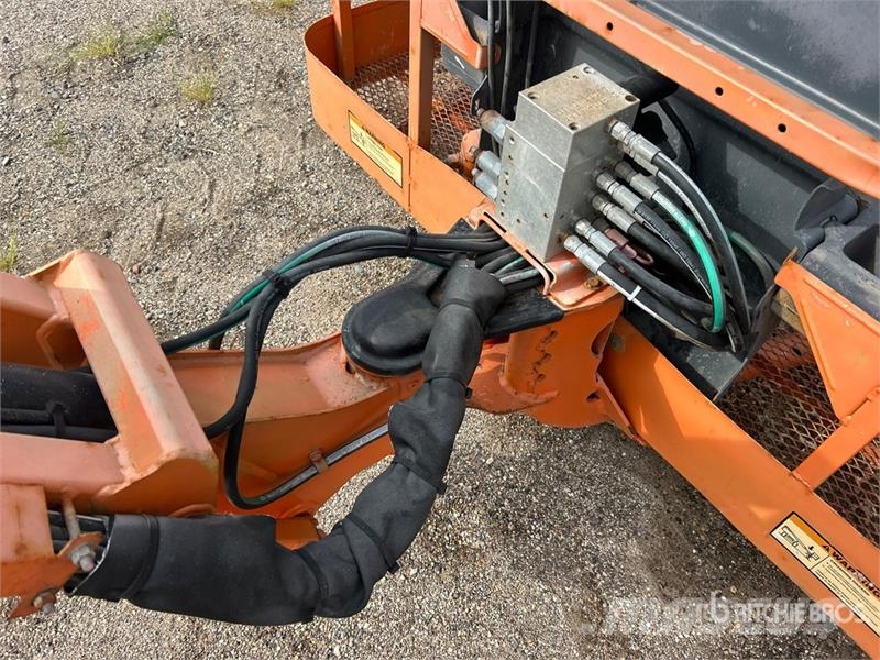 JLG M600JP 2WD Hybrid Articulating Boom Lift Articulated boom lifts
