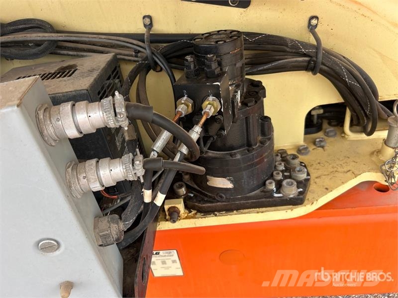 JLG M600JP 2WD Hybrid Articulating Boom Lift Articulated boom lifts