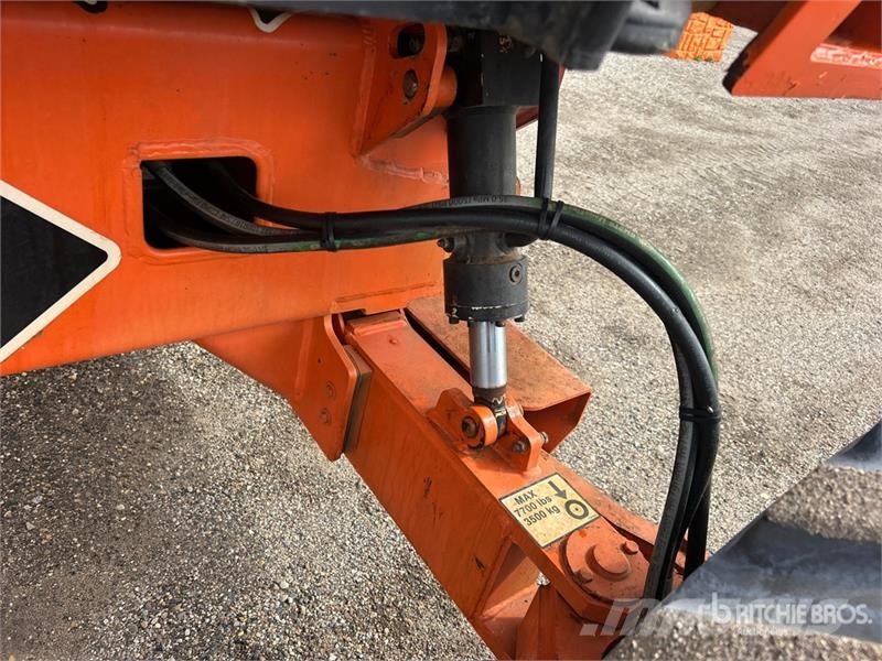 JLG M600JP 2WD Hybrid Articulating Boom Lift Articulated boom lifts