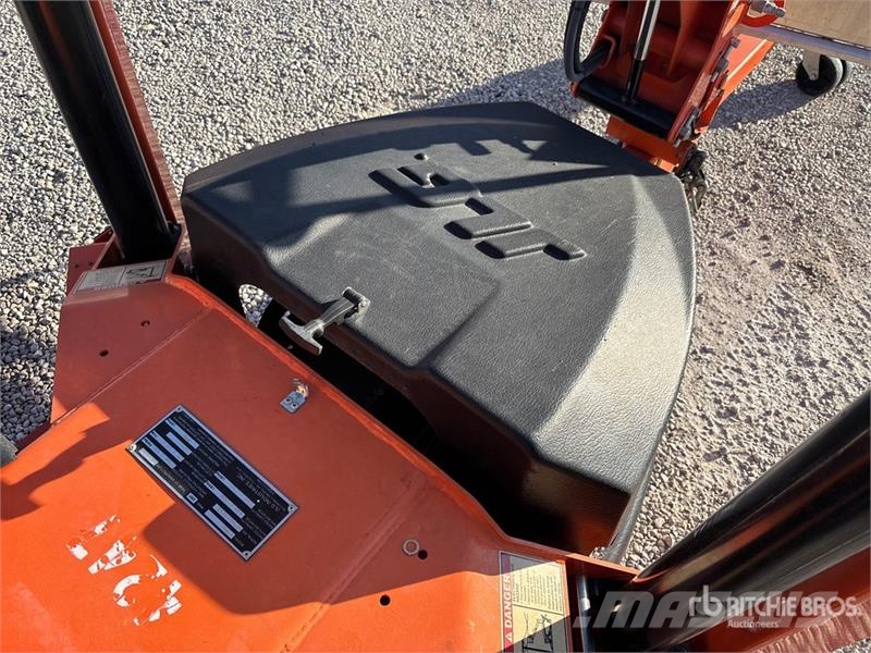 JLG T-350 Towable Lift (Inoperable) Vlečne dvižne ploščadi