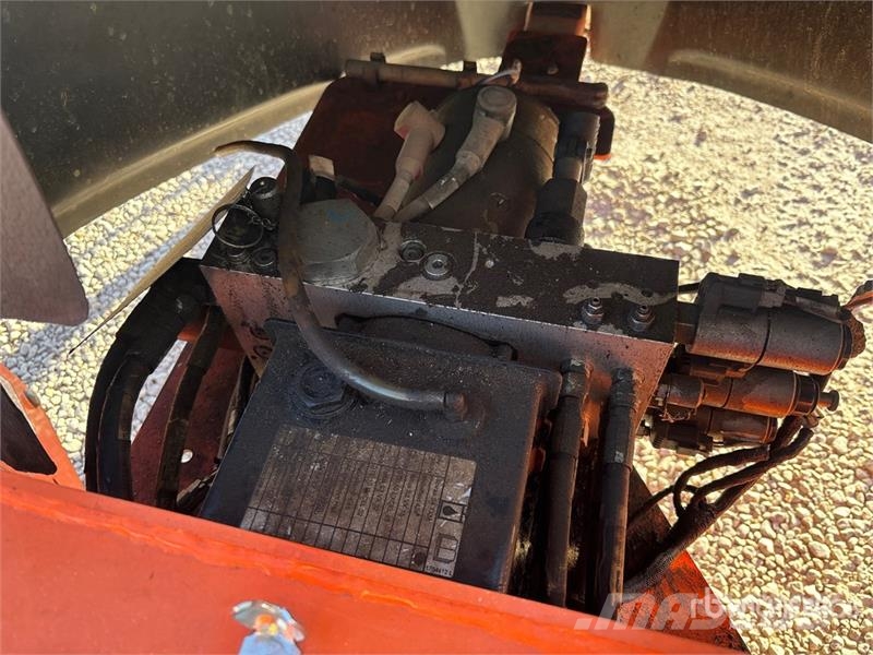 JLG T-350 Towable Lift (Inoperable) Vlečne dvižne ploščadi