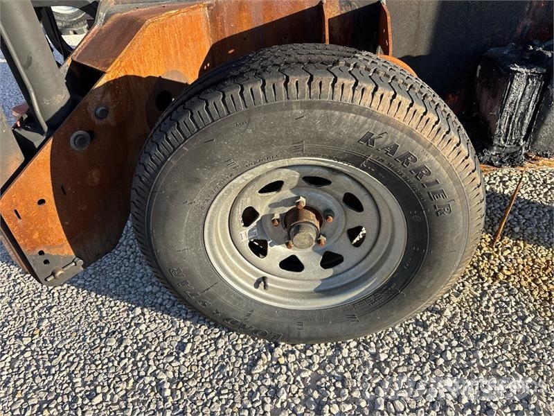 JLG T-350 Towable Lift (Inoperable) Vlečne dvižne ploščadi