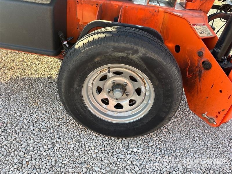 JLG T-350 Towable Lift (Inoperable) Vlečne dvižne ploščadi