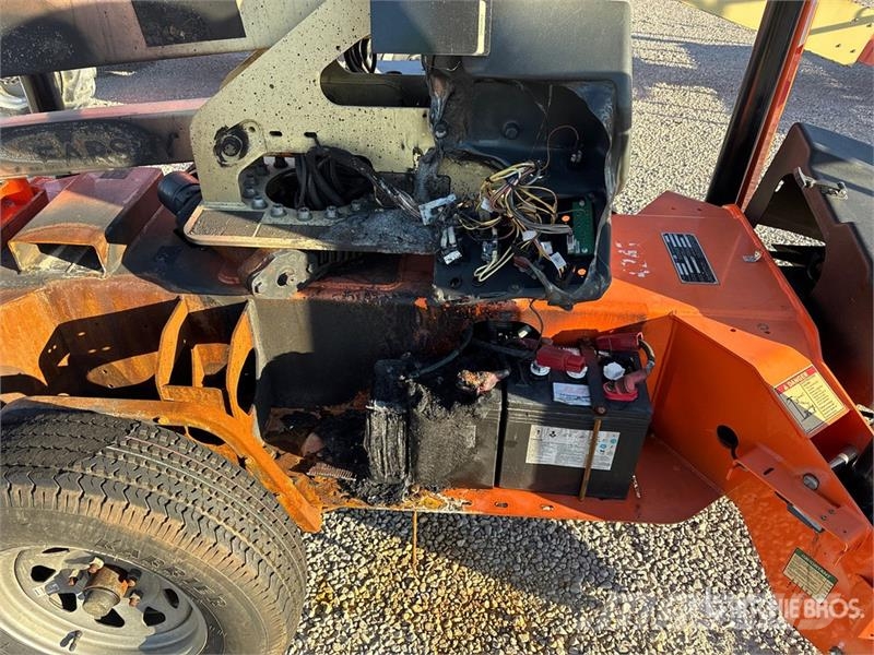 JLG T-350 Towable Lift (Inoperable) Vlečne dvižne ploščadi