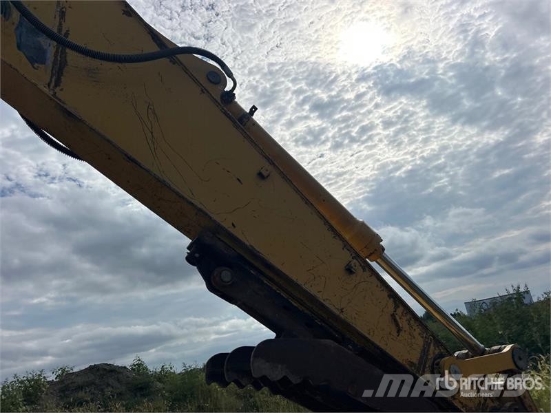 John Deere 230C LC Tracked Excavator حفارات زحافة