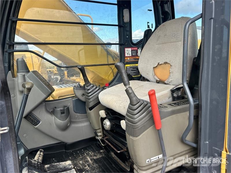 John Deere 230C LC Tracked Excavator حفارات زحافة