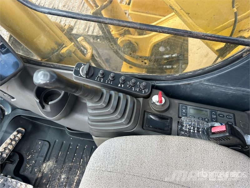 John Deere 230C LC Tracked Excavator حفارات زحافة