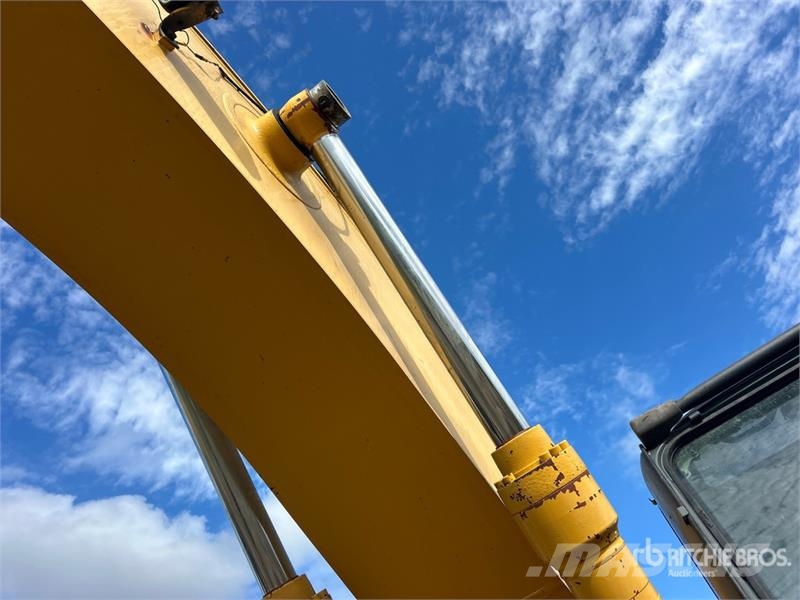 John Deere 230C LC Tracked Excavator حفارات زحافة