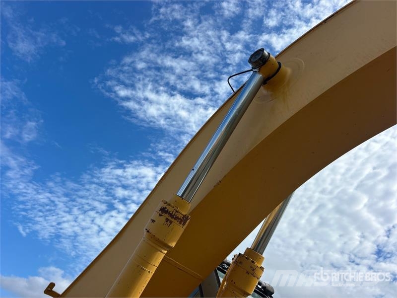 John Deere 230C LC Tracked Excavator حفارات زحافة