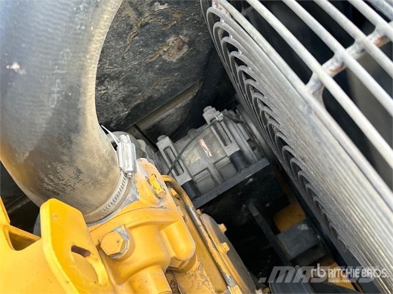 John Deere 230C LC Tracked Excavator حفارات زحافة