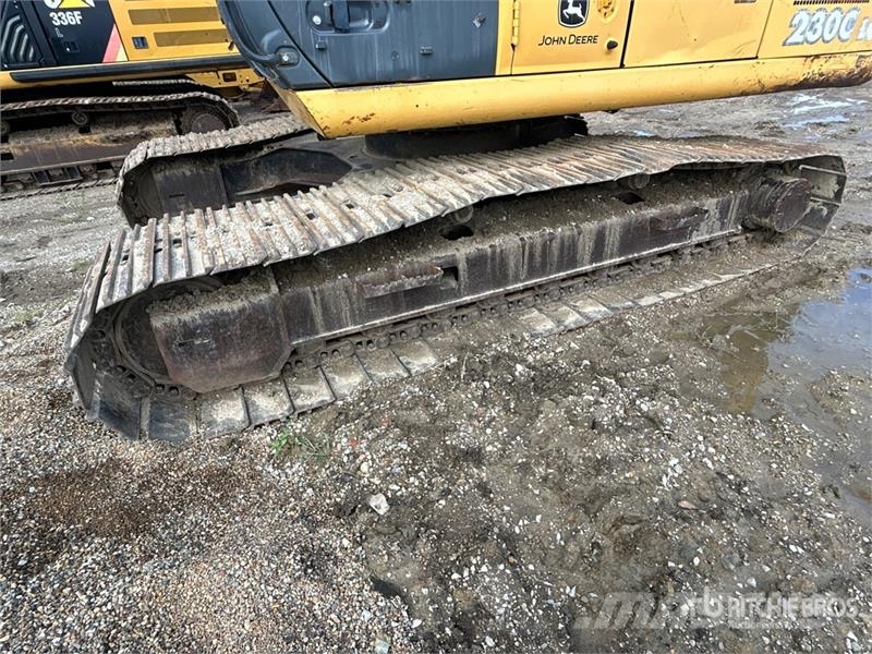 John Deere 230C LC Tracked Excavator حفارات زحافة