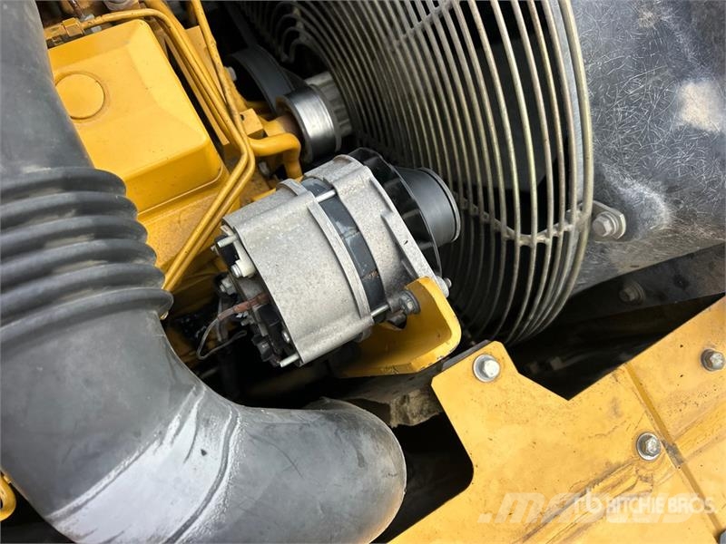 John Deere 230C LC Tracked Excavator حفارات زحافة