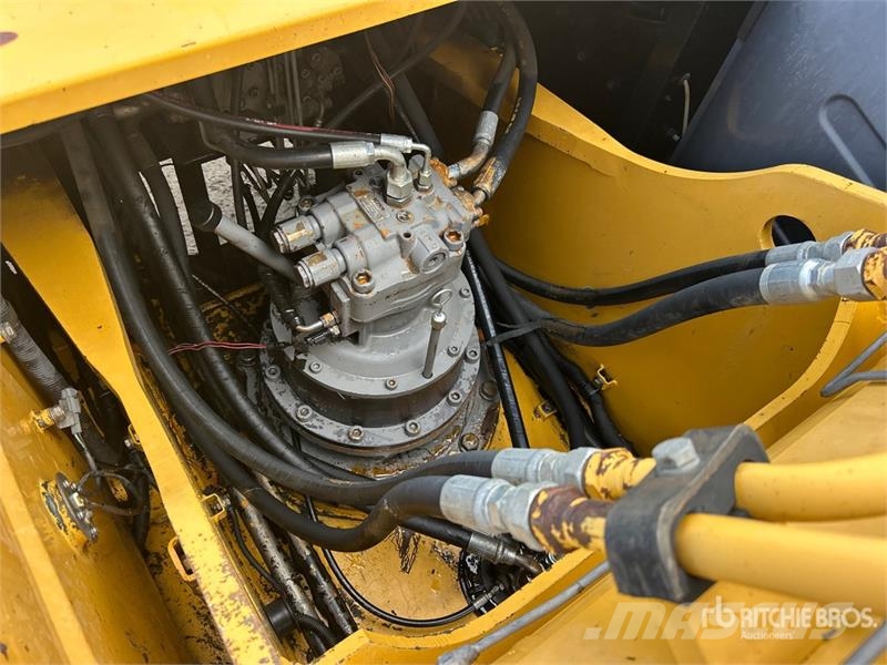 John Deere 230C LC Tracked Excavator حفارات زحافة