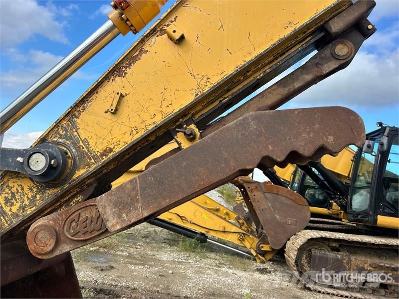 John Deere 230C LC Tracked Excavator حفارات زحافة