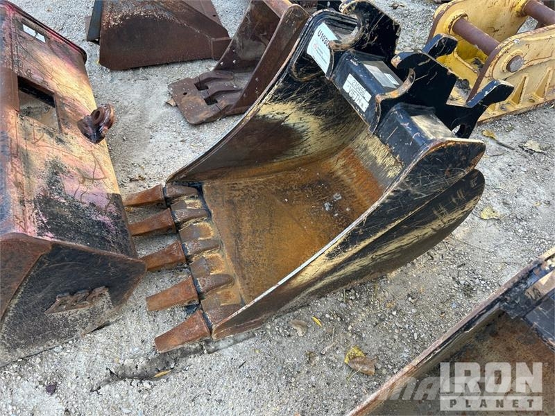 John Deere 24" 24 in Excavator Bucket Buckets