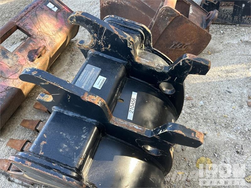 John Deere 24" 24 in Excavator Bucket Buckets