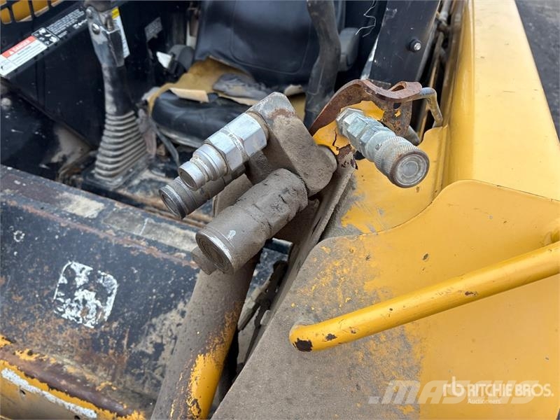 John Deere 240 Skid steer mini nakladalci