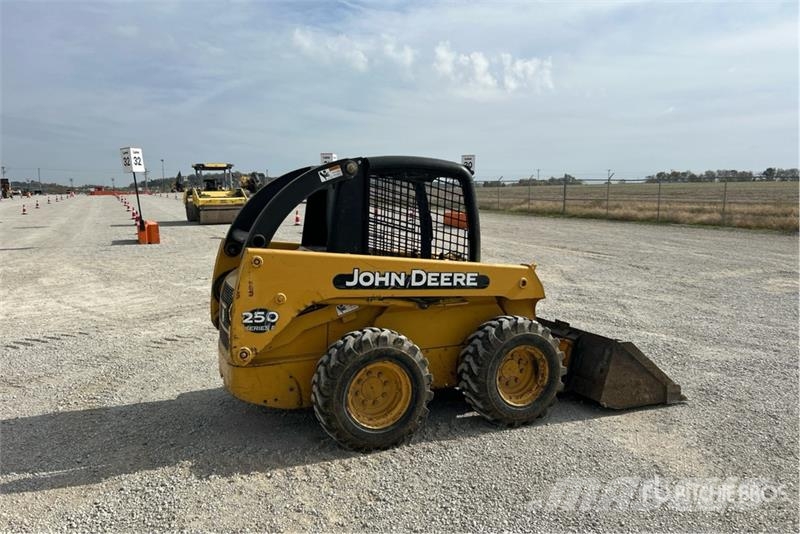 John Deere 250 Lietoti riteņu kompaktiekrāvēji