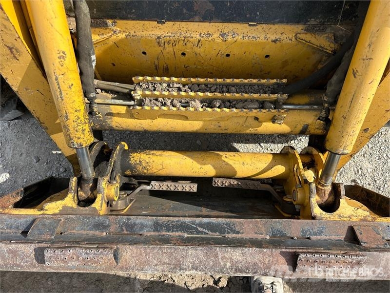 John Deere 250 Lietoti riteņu kompaktiekrāvēji