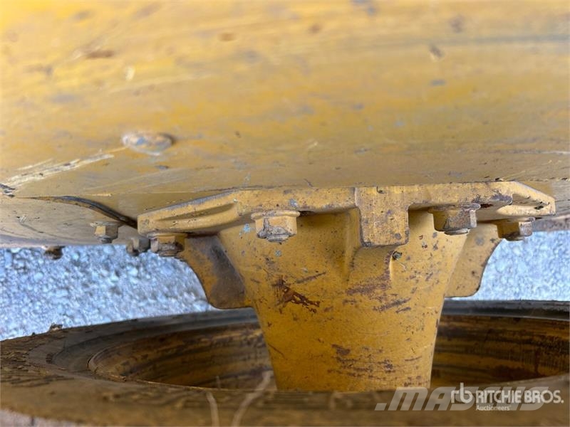 John Deere 250 Lietoti riteņu kompaktiekrāvēji