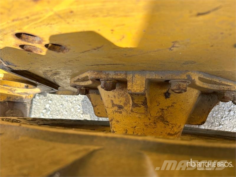 John Deere 250 Lietoti riteņu kompaktiekrāvēji
