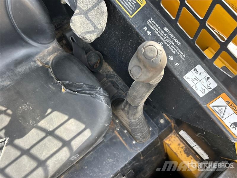 John Deere 250 Lietoti riteņu kompaktiekrāvēji