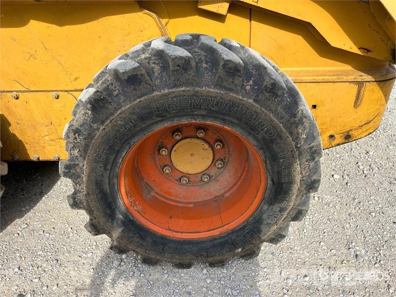 John Deere 250 Lietoti riteņu kompaktiekrāvēji