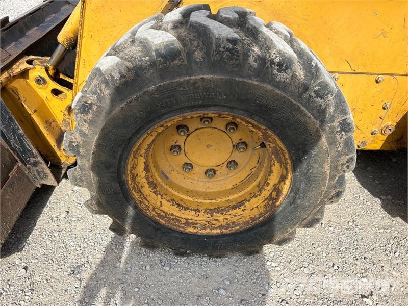 John Deere 250 Lietoti riteņu kompaktiekrāvēji