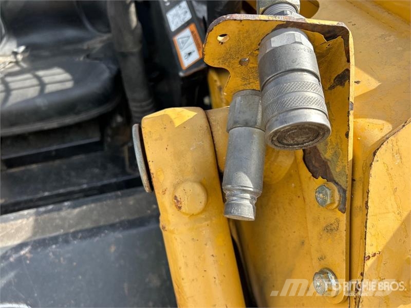 John Deere 250 Lietoti riteņu kompaktiekrāvēji