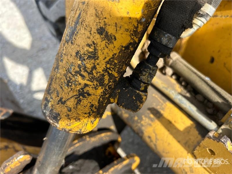 John Deere 250 Lietoti riteņu kompaktiekrāvēji