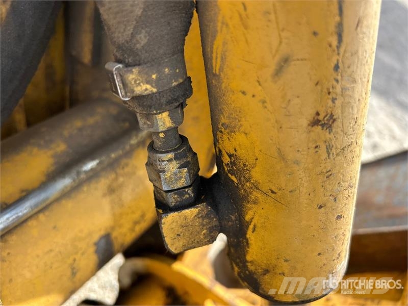 John Deere 250 Lietoti riteņu kompaktiekrāvēji