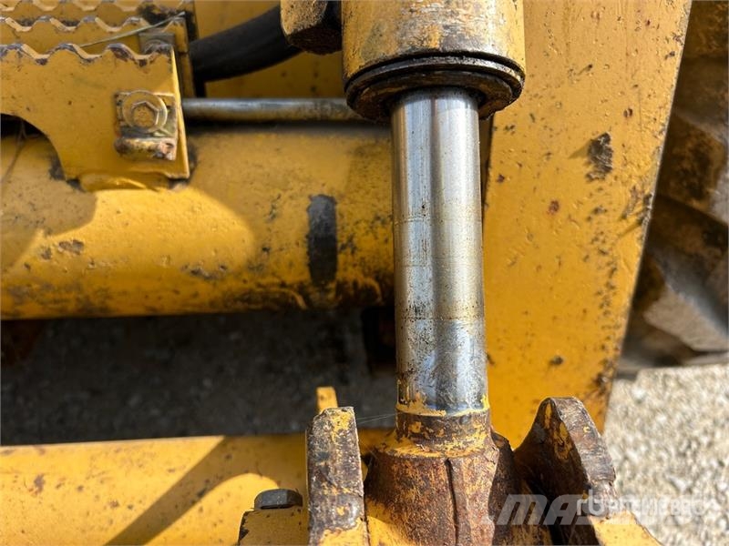John Deere 250 Lietoti riteņu kompaktiekrāvēji