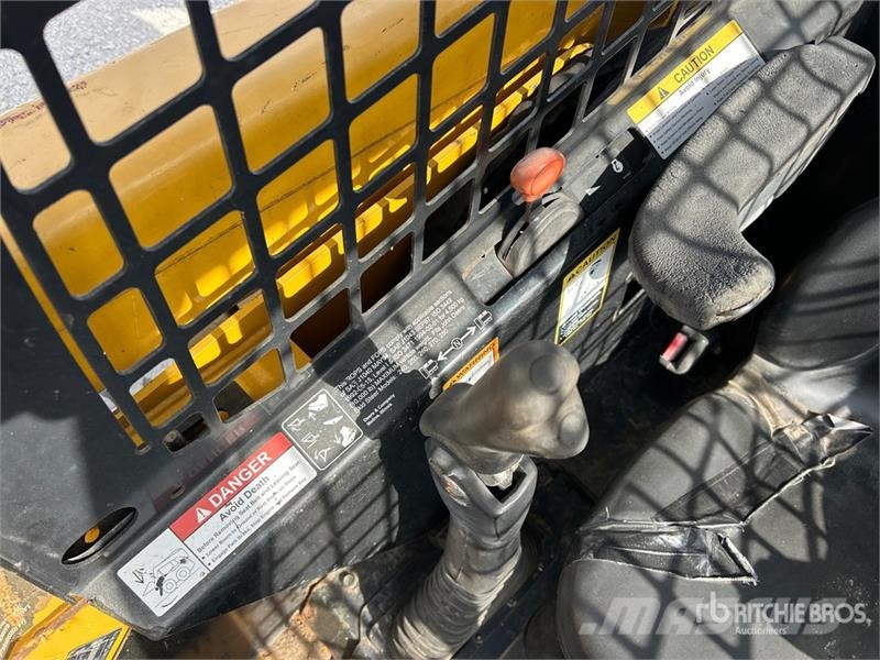 John Deere 250 Lietoti riteņu kompaktiekrāvēji